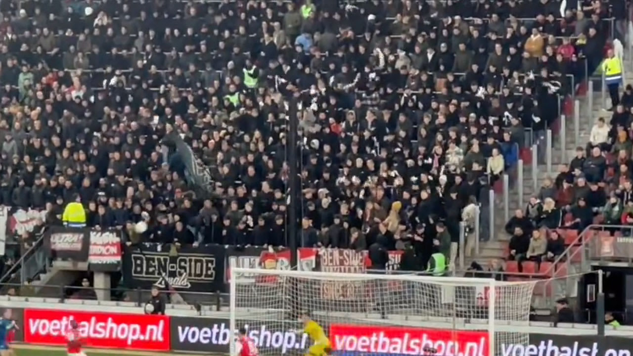 Supporters AZ schreeuwen met witte zakdoekjes om vertrek trainer Pascal Jansen 