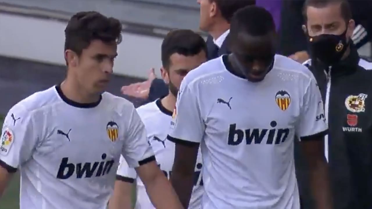 Spelers Valencia stappen van het veld na racistische bejegening Diakhaby