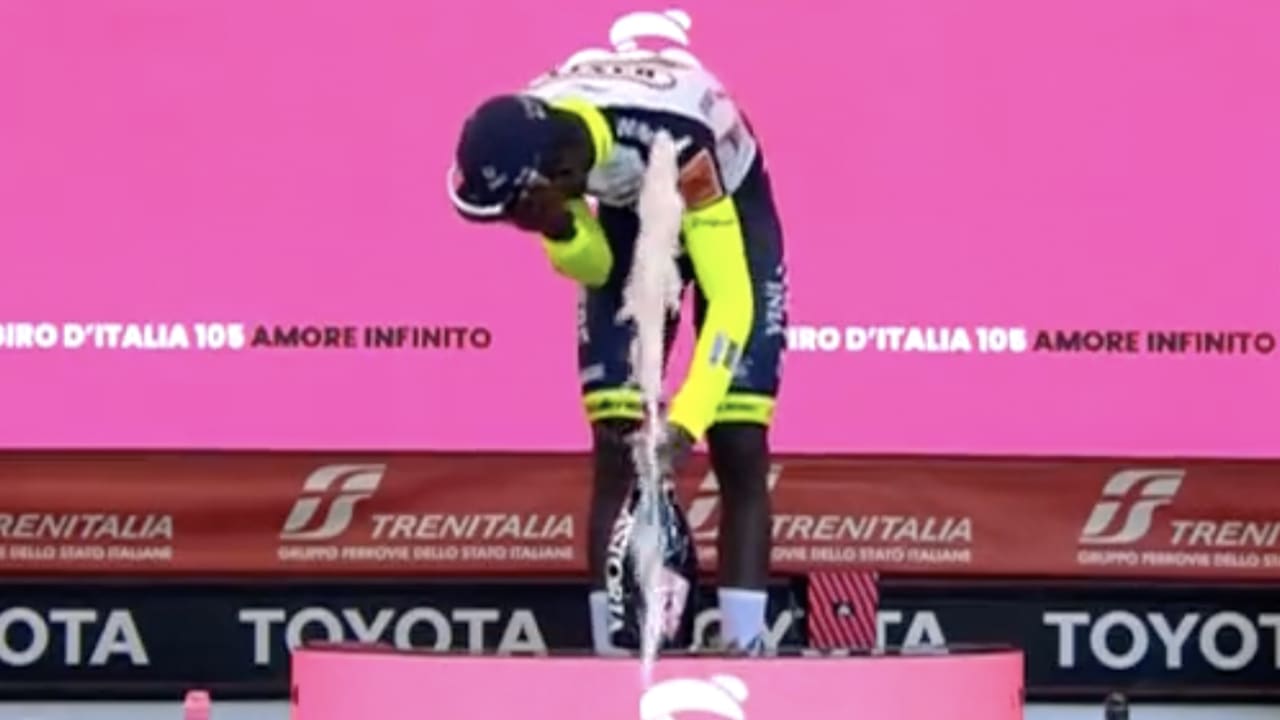 Wielrenner schiet kurk van champagnefles in eigen oog na etappezege in Giro d’Italia