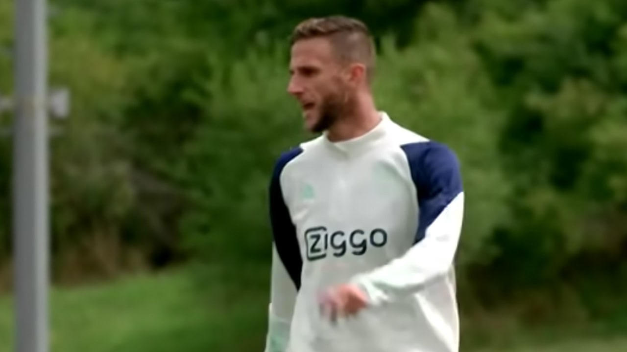 Van den Boomen draagt microfoontje tijdens Ajax-training en coacht erop los