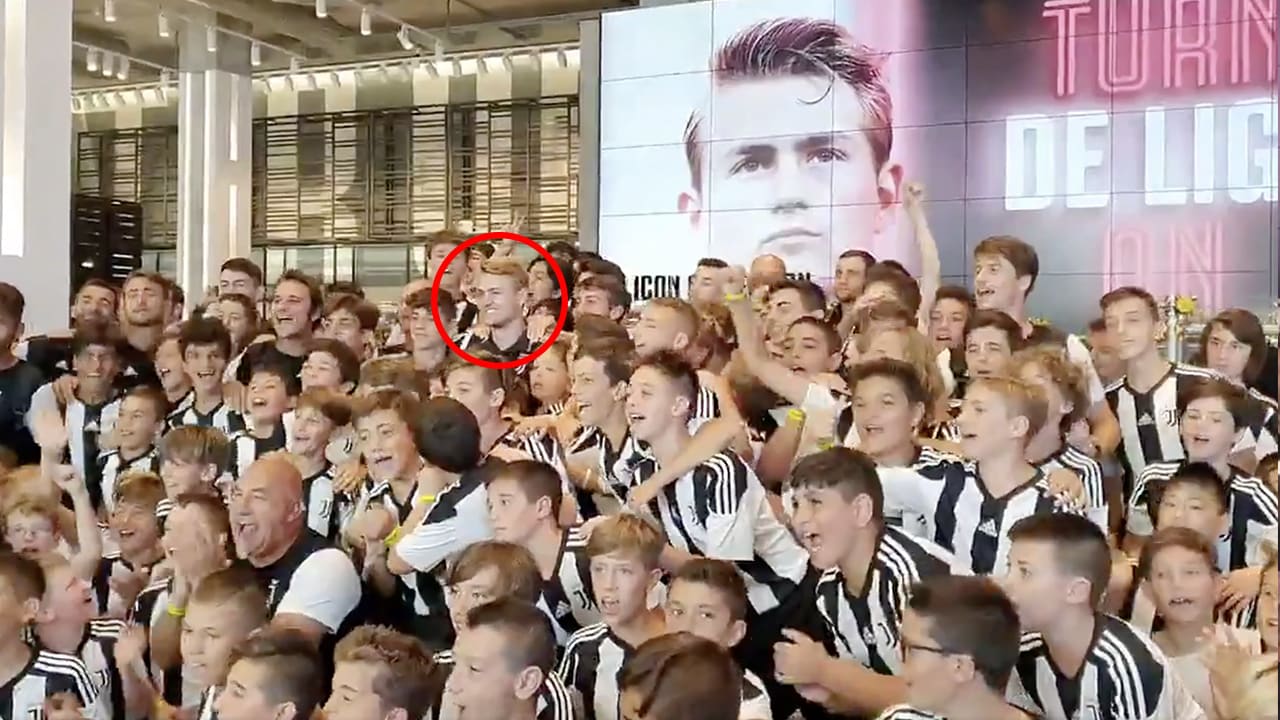 De Ligt bedolven onder kleine Juventus-fans 