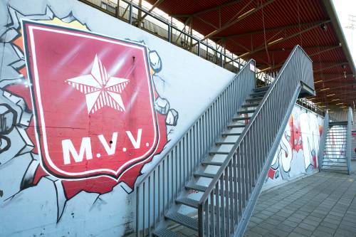 MVV veroordeelt stenengooiers: 'laf gedrag'