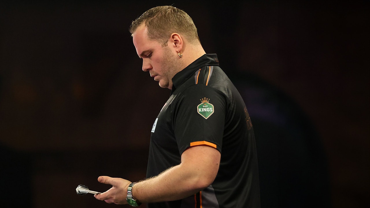 Dirk van Duijvenbode na inzinking vroeg klaar op WK darts