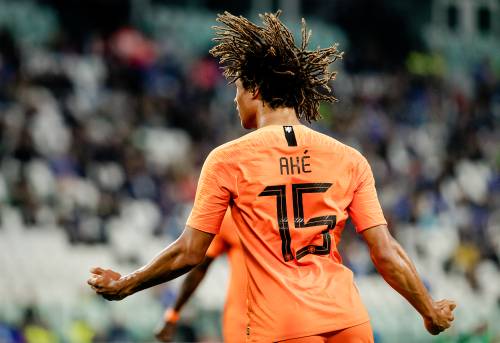 Aké buigt met Bournemouth voor Everton