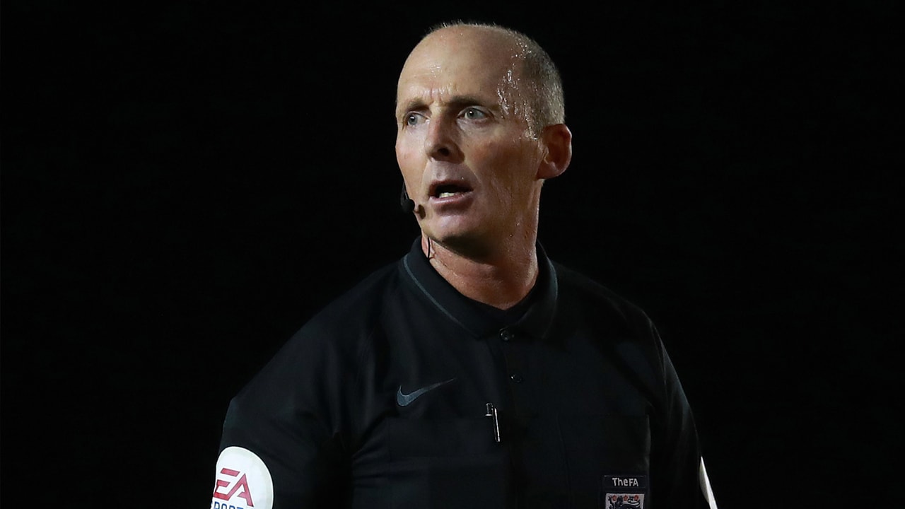 Mike Dean tijdelijk niet in actie na doodsbedreigingen