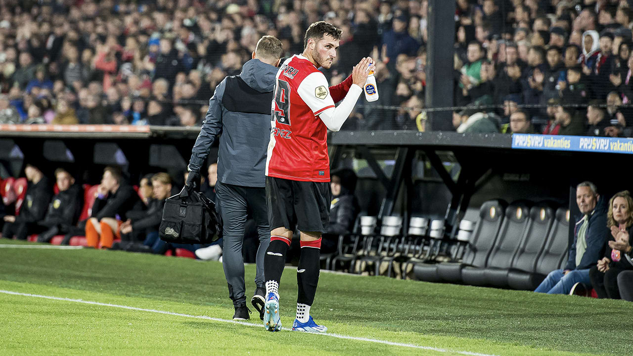 Blessure Giménez smet op eenvoudige zege van Feyenoord tegen Vitesse 