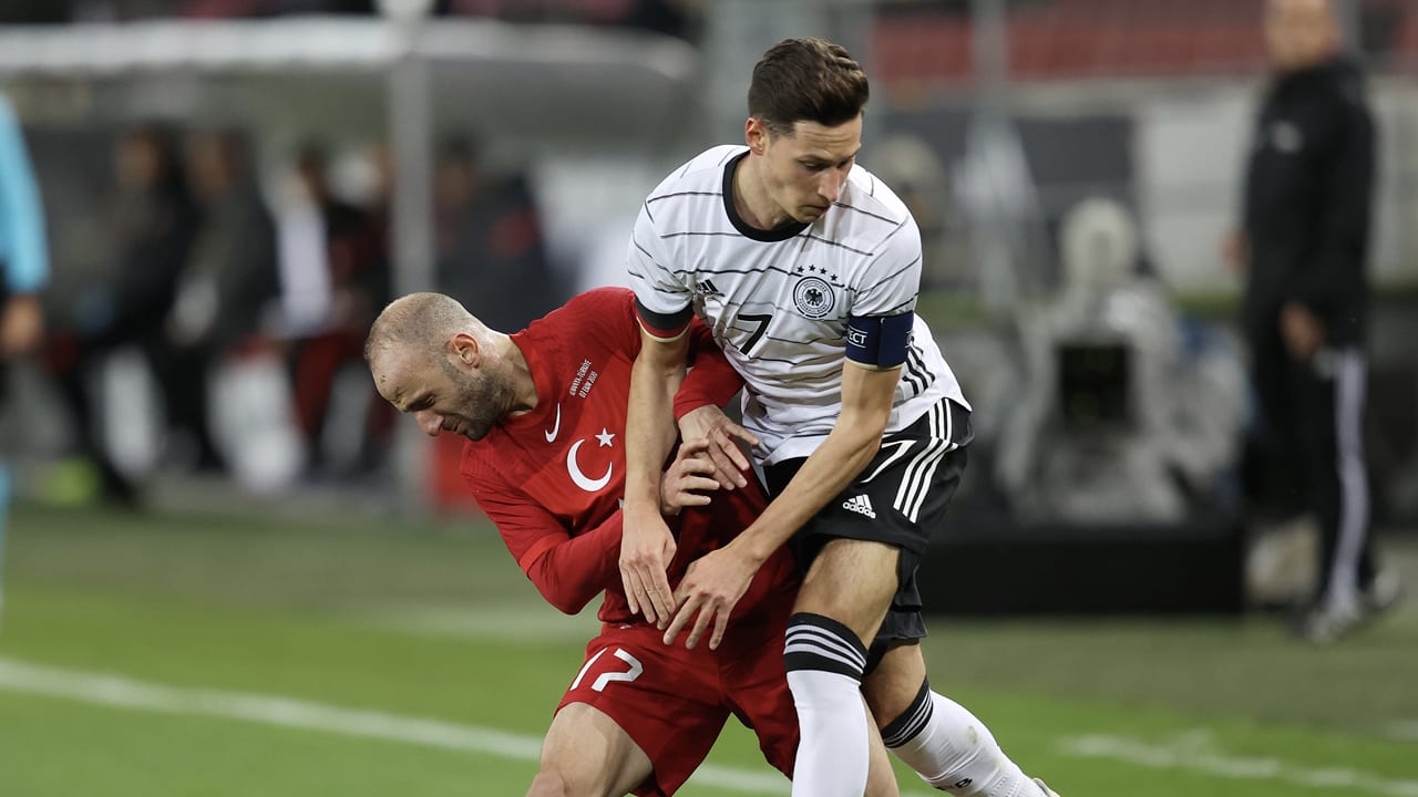 Duitsland in doelpuntrijk duel gelijk tegen Turkije: 3-3