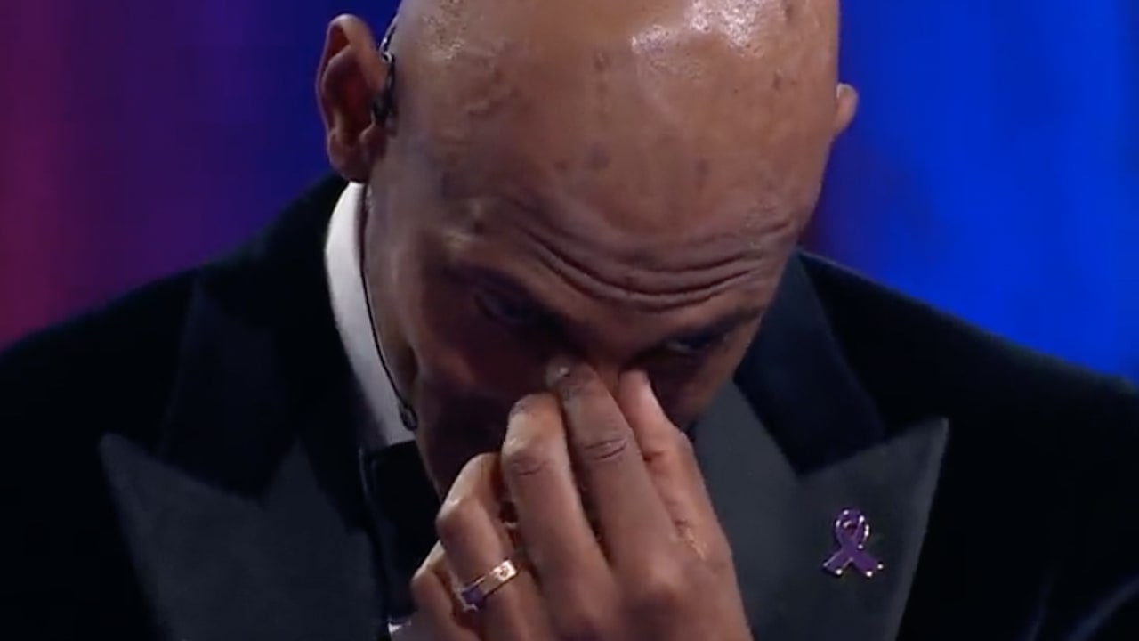 Sébastien Haller in tranen na ontvangen van Willy van der Kuijlen-trofee