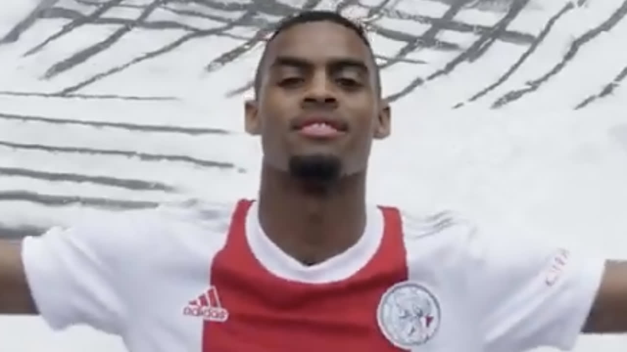 Ajax presenteert nieuwe thuisshirt met oude clublogo