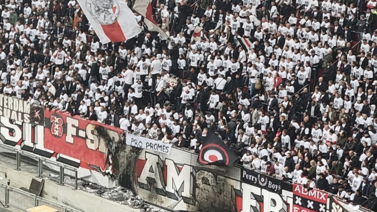 Ajax-fans tonen 'Pro Promes'-spandoek op F-Side 