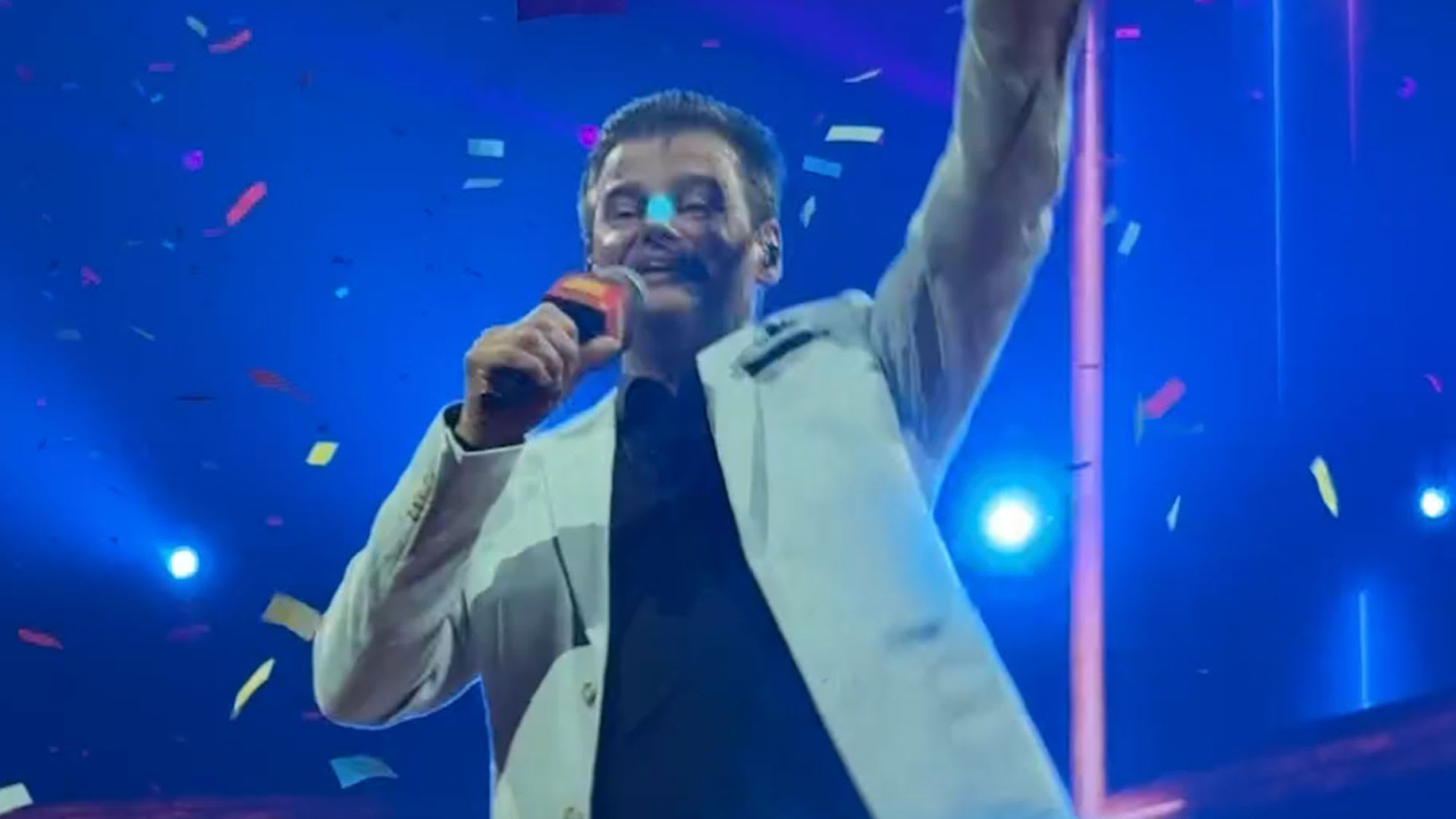 Wilfred zingt 'Zomaar Een Avond In De Kroeg' tijdens Snollebollekes Live in Concert!
