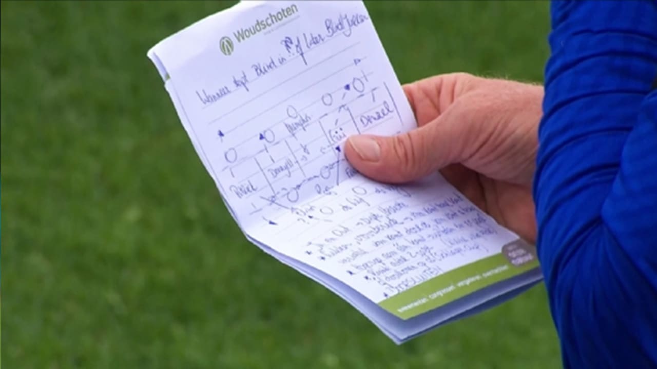 Opstelling Oranje lekt uit door briefje assistent-trainer Lodeweges