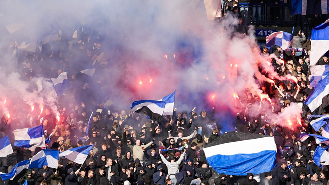 Heerenveen - AZ stilgelegd na vuurwerk op het veld