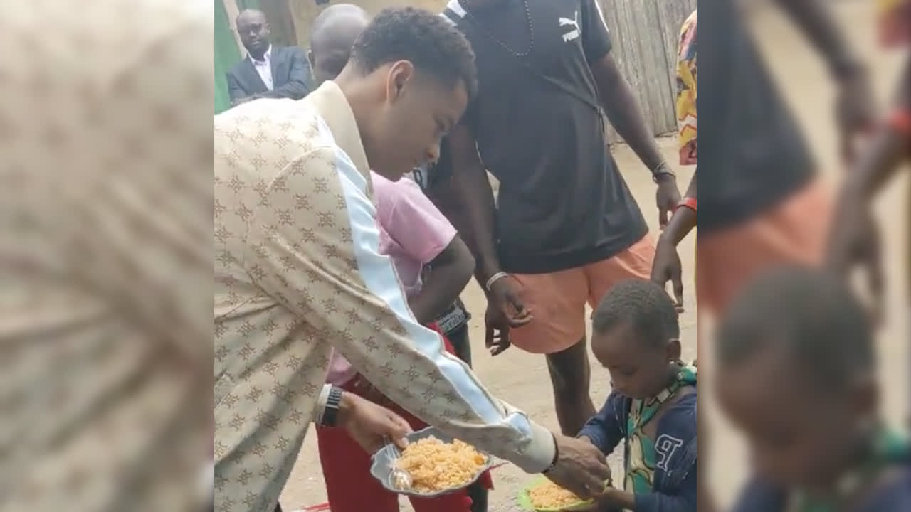 Video: Cody Gakpo deelt op vakantie in Togo eten uit aan kinderen