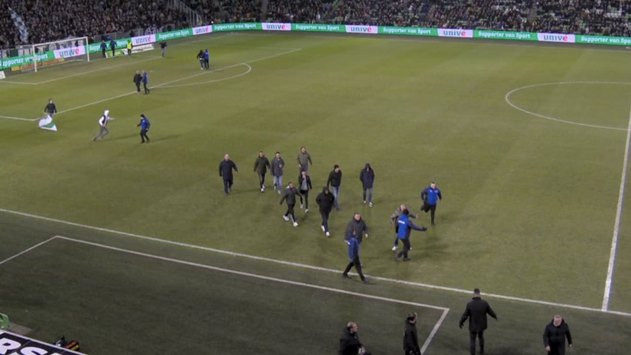 FC Groningen - SC Cambuur tijdelijk gestaakt door boze supporters op het veld