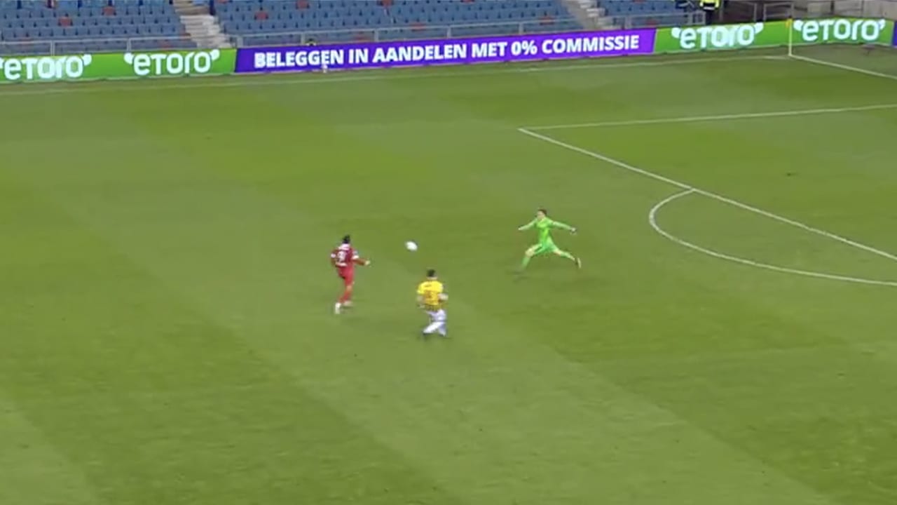 VIDEO: Vitesse-doelman Schubert komt goed weg na enorme fout tegen AZ