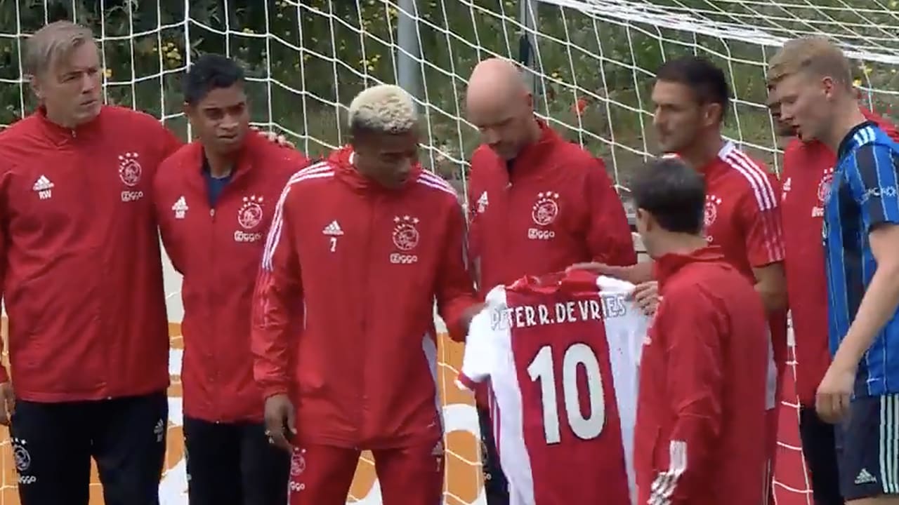 Prachtig! Ajax steunt Peter R. de Vries met speciaal shirt