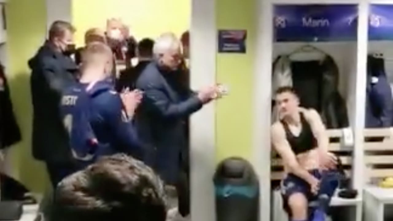 VIDEO: Mourinho klapt in kleedkamer voor Dinamo-spelers na pijnlijke uitschakeling