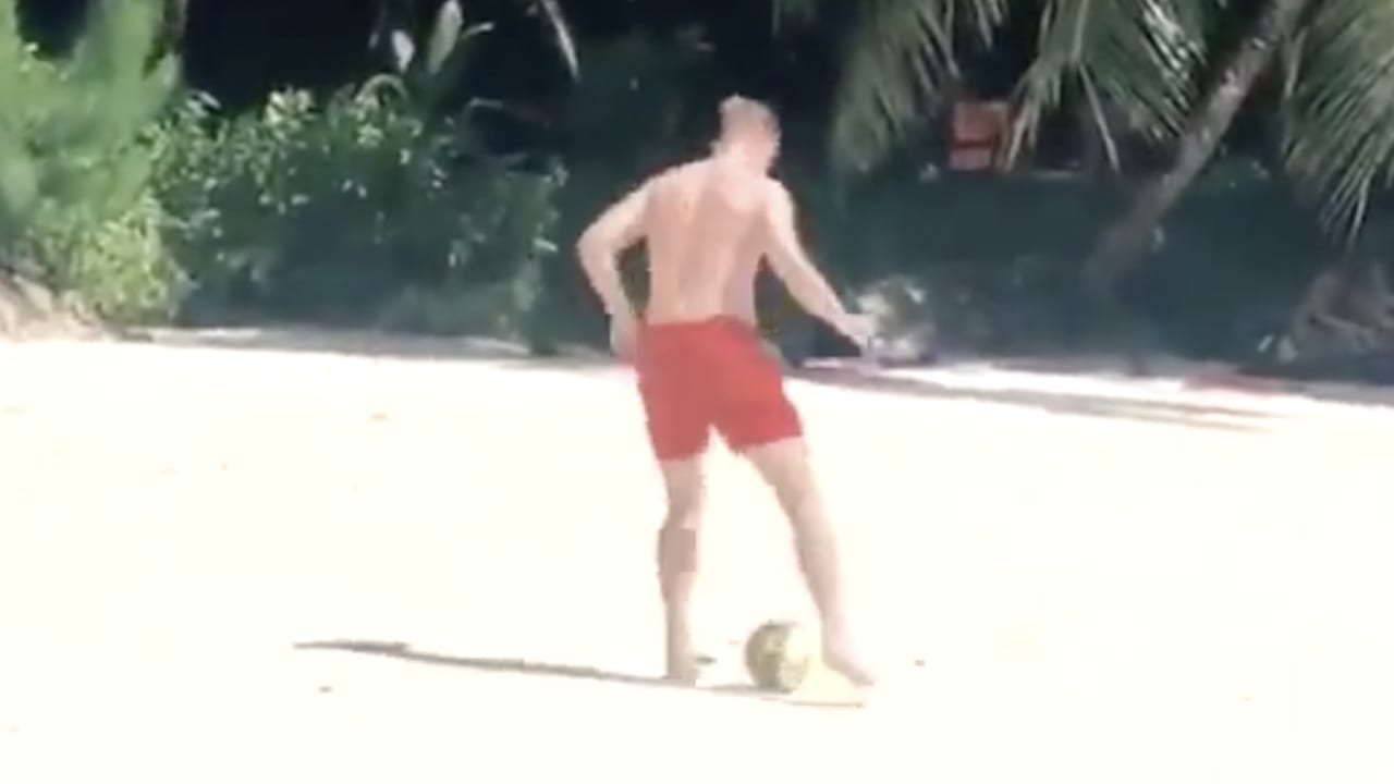 HAHA! Vriendin geeft heerlijk commentaar bij voetballende Frenkie: 'Het is net een hond!' 