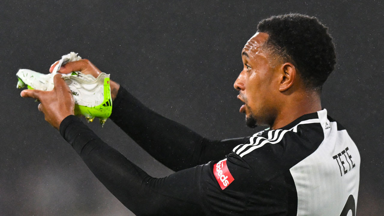 Fulham-coach woedend op Kenny Tete na tegengoal door kapotte schoen