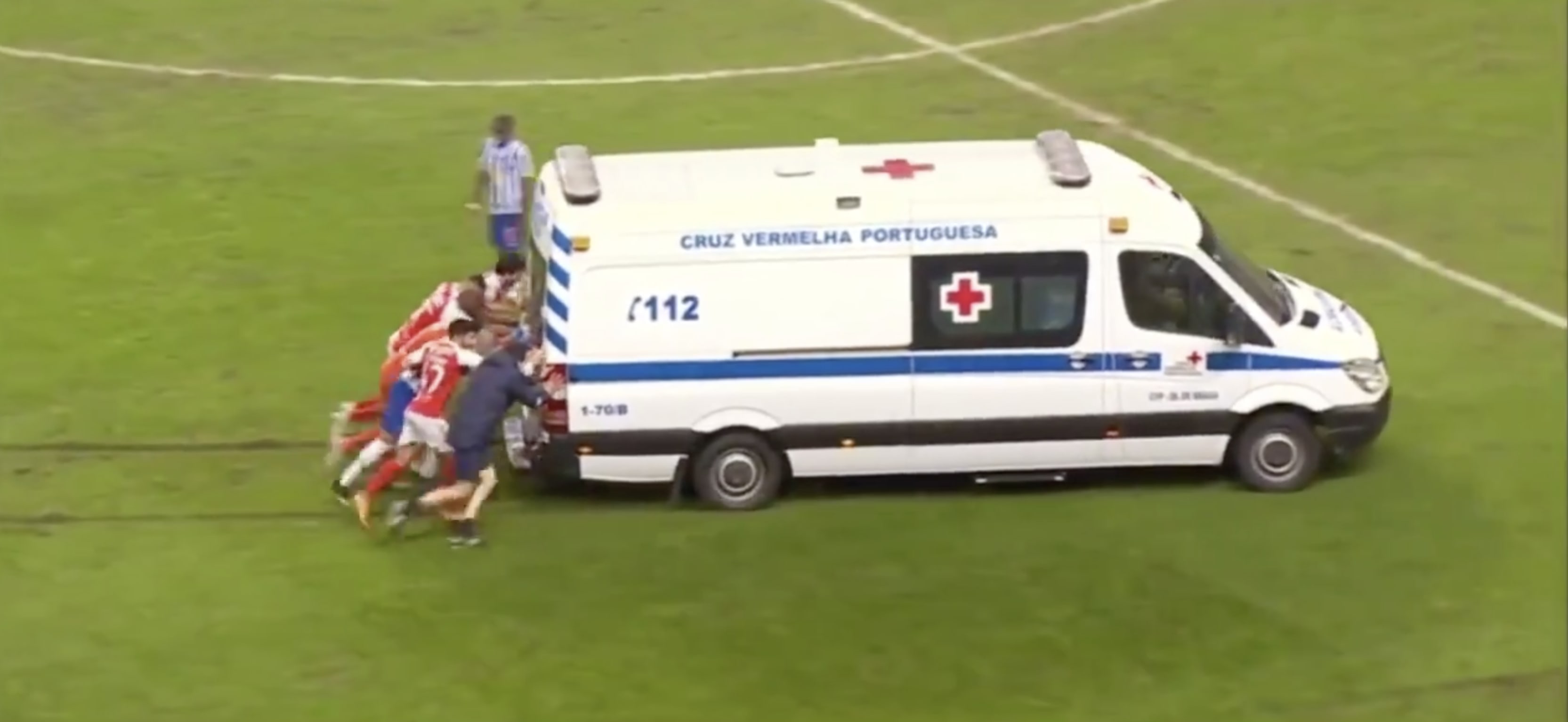 Zelden gezien: Spelers Porto en Braga duwen ambulance van het veld