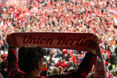 Voorzitter Union Berlin viert promotie op wc