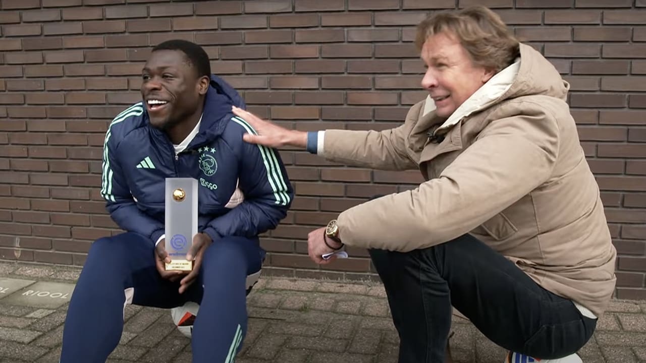 Video: Hans Kraay jr. vraagt naar geliefde van Brobbey: 'Hans, rustig, rustig!'