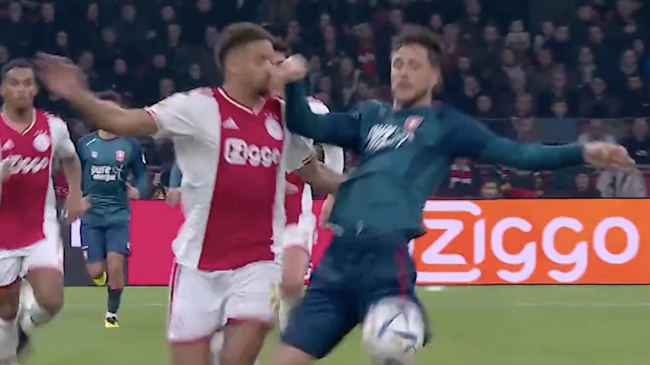 Ajax in de problemen: Rensch moet met rood én brancard het veld verlaten