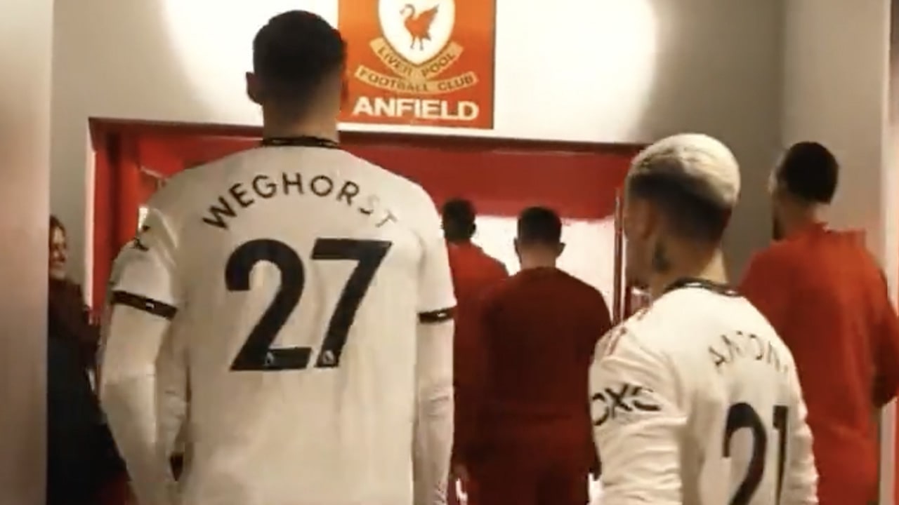 Video: Weghorst onder vuur bij United-fans na actie in Anfield-catacomben