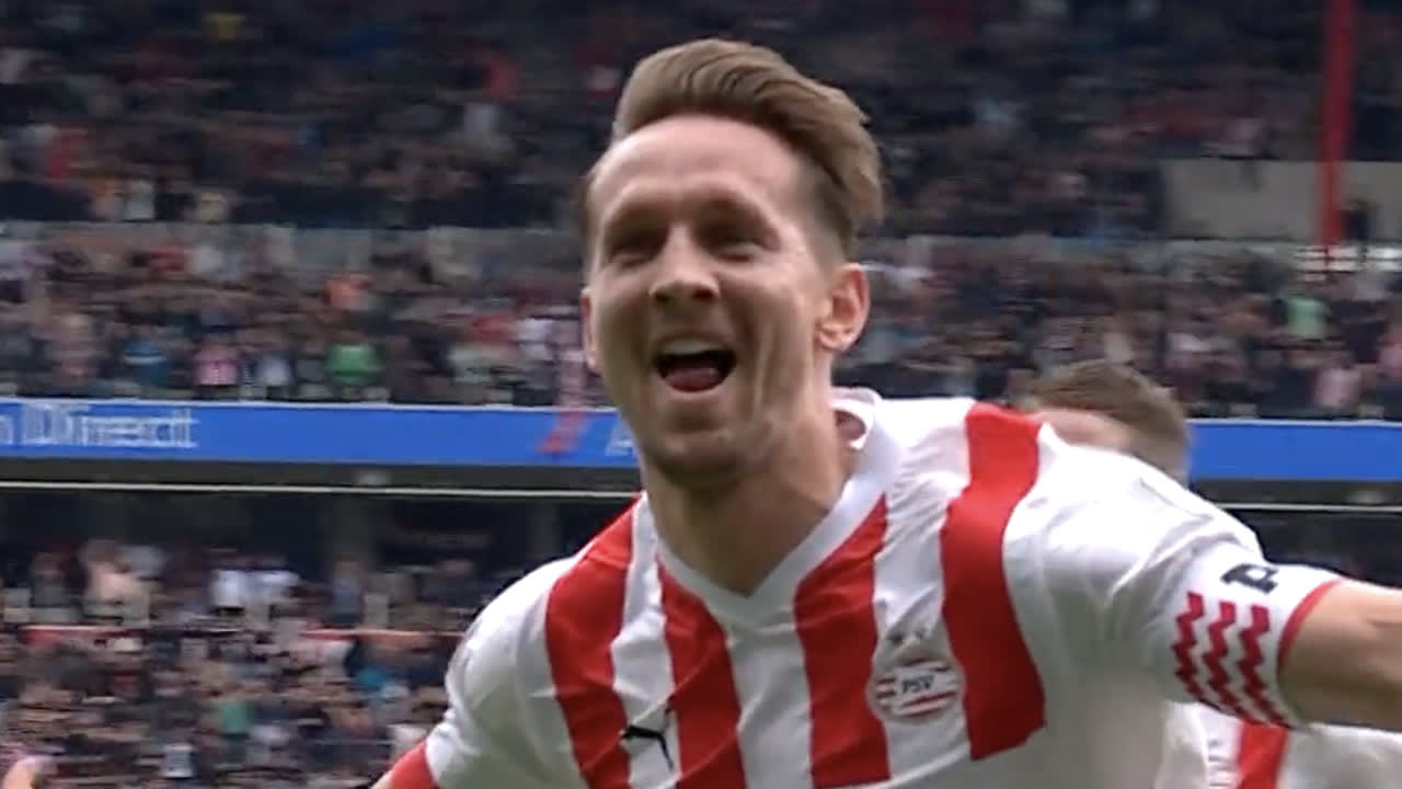 Videogoal: Luuk de Jong zet PSV op voorsprong tegen Ajax na perfecte voorzet Bakayoko 