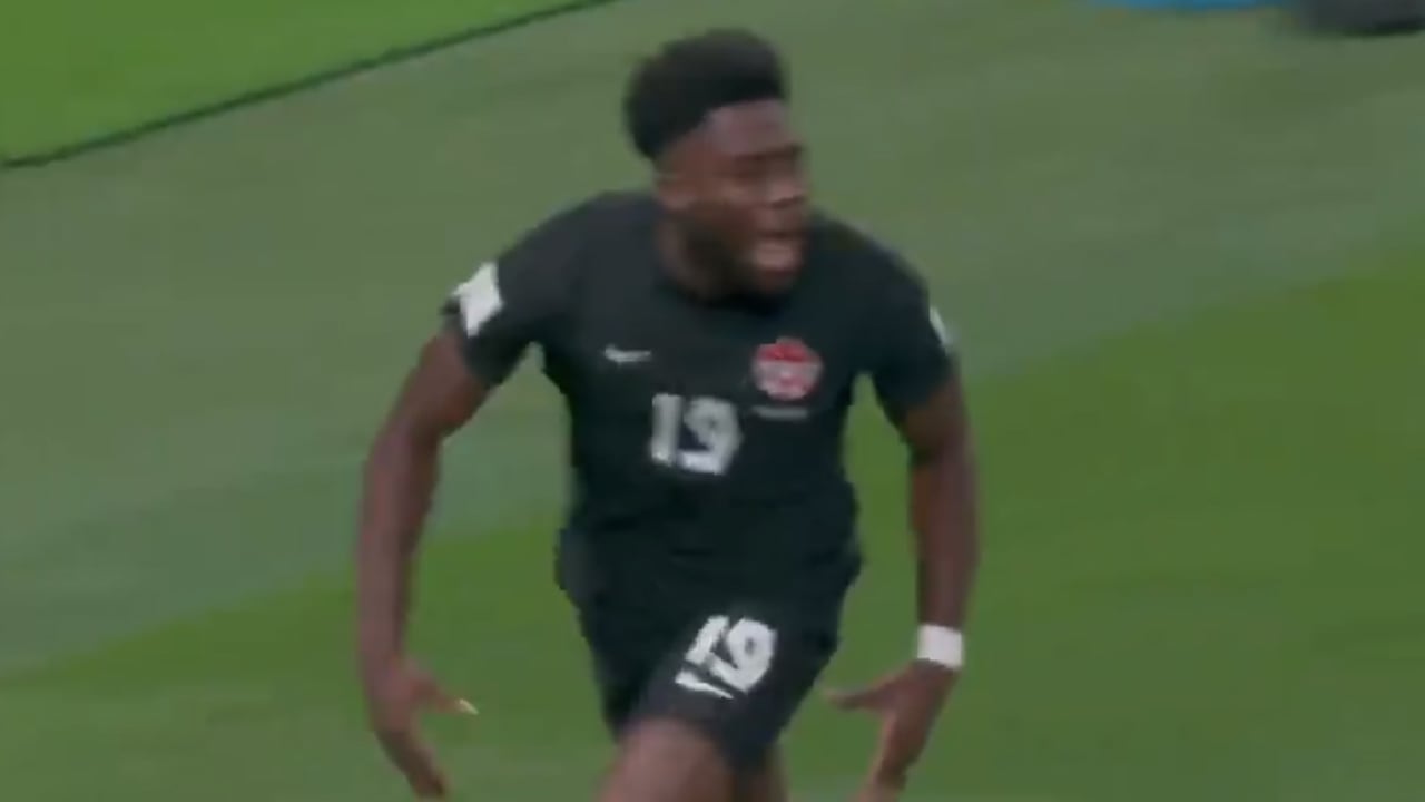 Videogoal: Alphonso Davies scoort eerste WK-goal ooit voor Canada