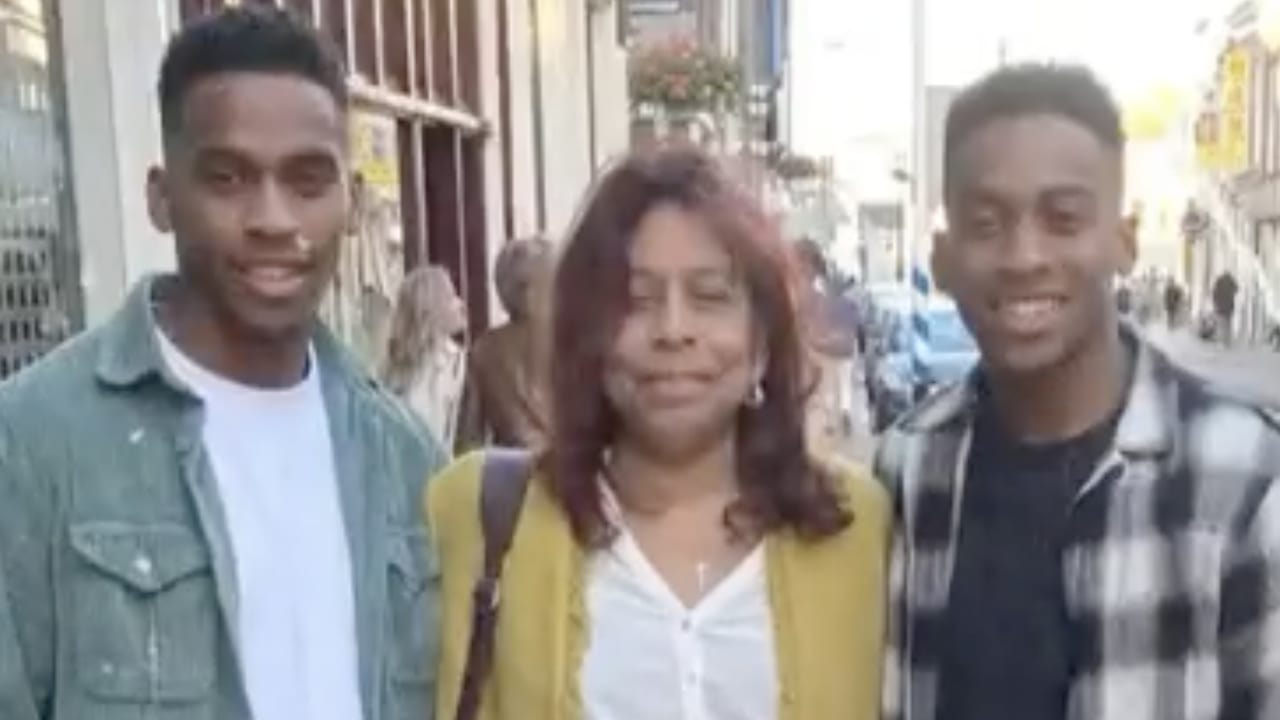 Moeder van gebroeders Timber spreekt zoons toe in prachtige video op dag van Ajax-Utrecht