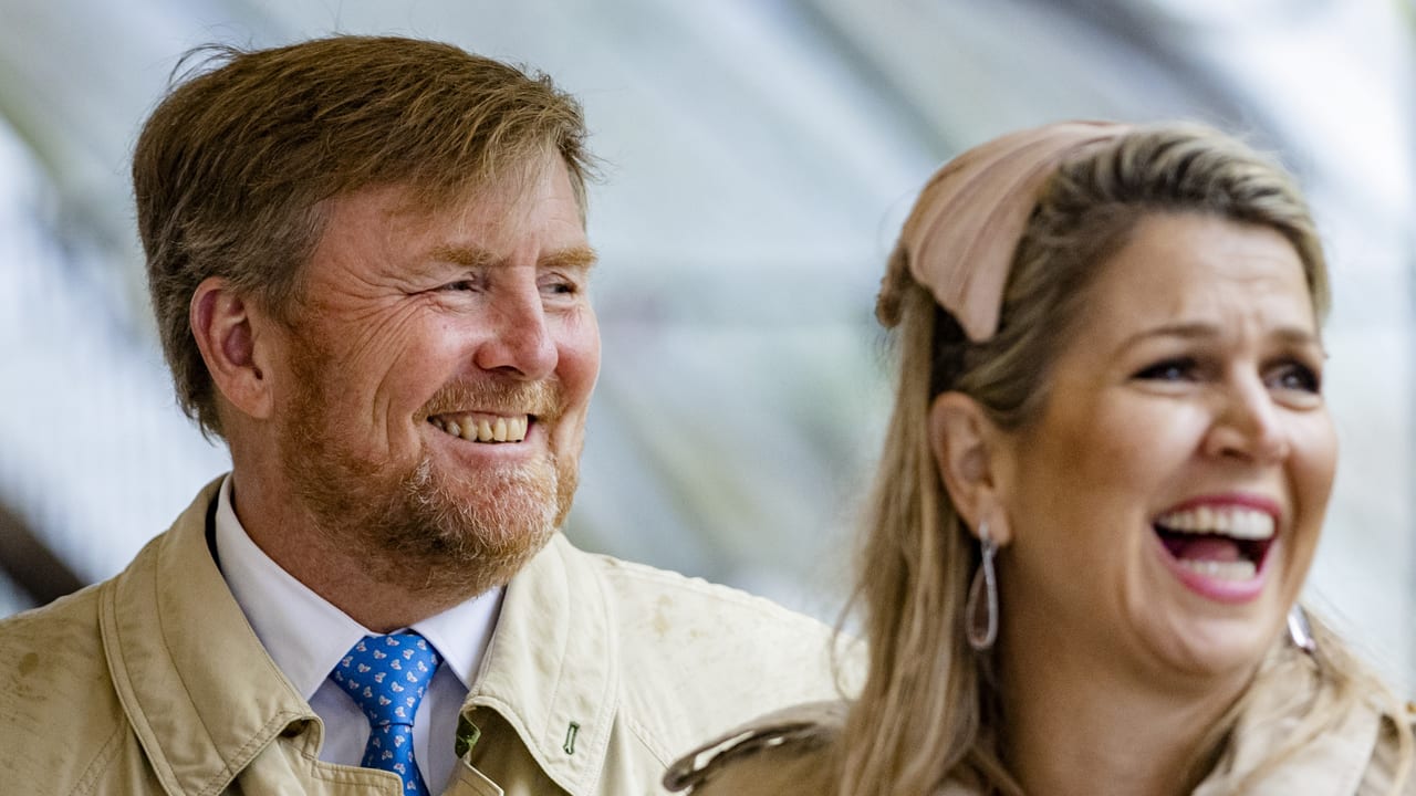 Groep Feyenoord-fans sart koning Willem-Alexander na behalen kampioenschap