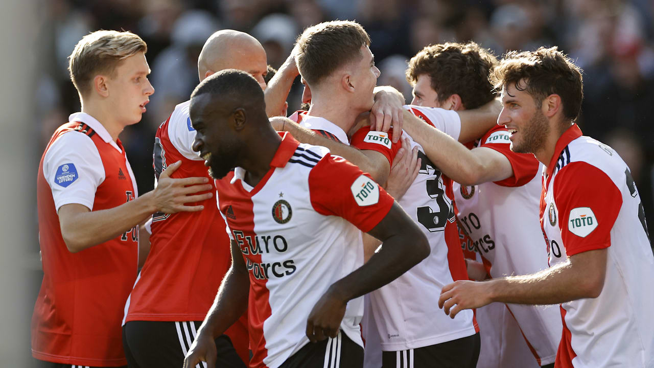 Feyenoord zet tien man van FC Twente met 2-0 opzij