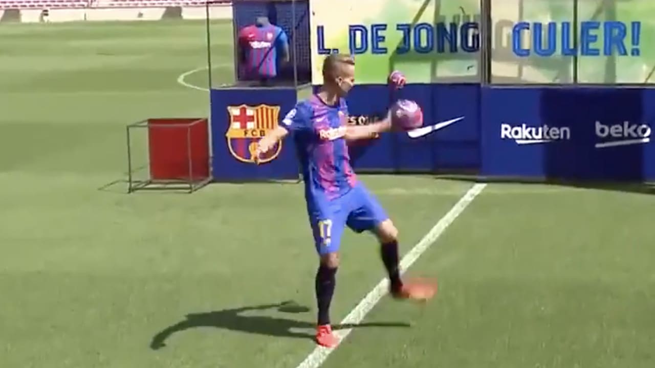  Luuk de Jong houdt bal hoog tijdens presentatie bij FC Barcelona 