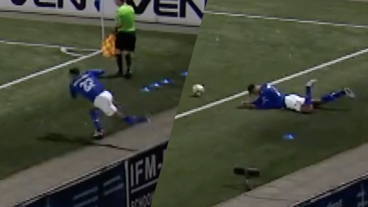 Video: FC Den Bosch-speler glijdt uit bij ingooi en gaat onderuit