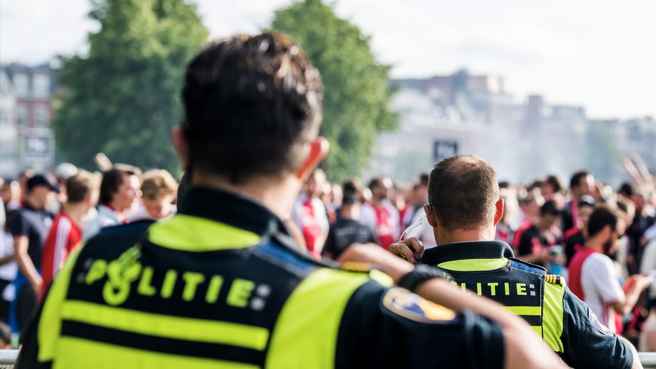 'Ajax-fans met boksbeugels aangehouden in Turijn'