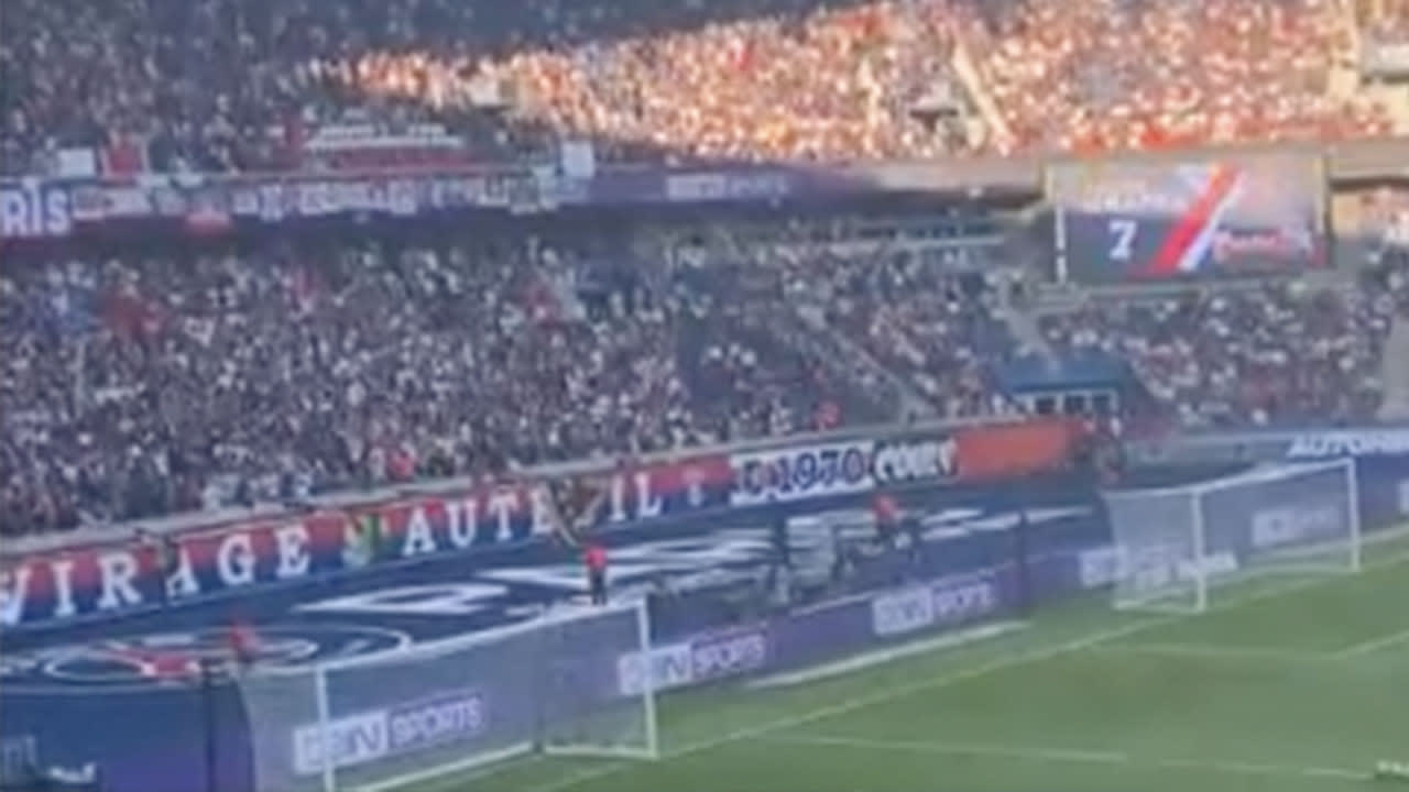 VIDEO: Mbappé hard uitgefloten door eigen fans