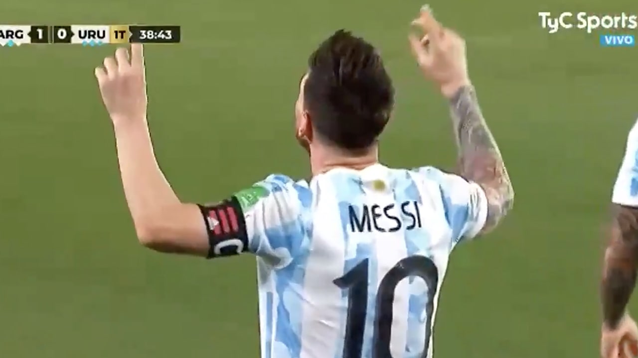 VIDEOGOAL: Messi leidt Argentinië met bijzondere goal naar zege op Uruguay