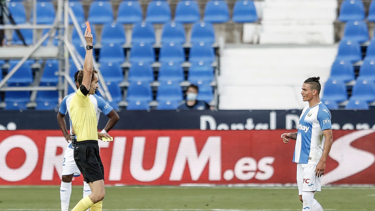 Leganés-verdediger Silva met keiharde tackle op kuit tegenstander 