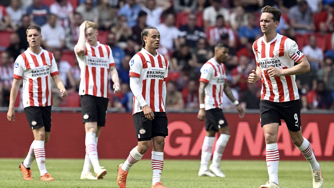 PSV-supporters keren zich op sociale media tegen eigen spelersgroep