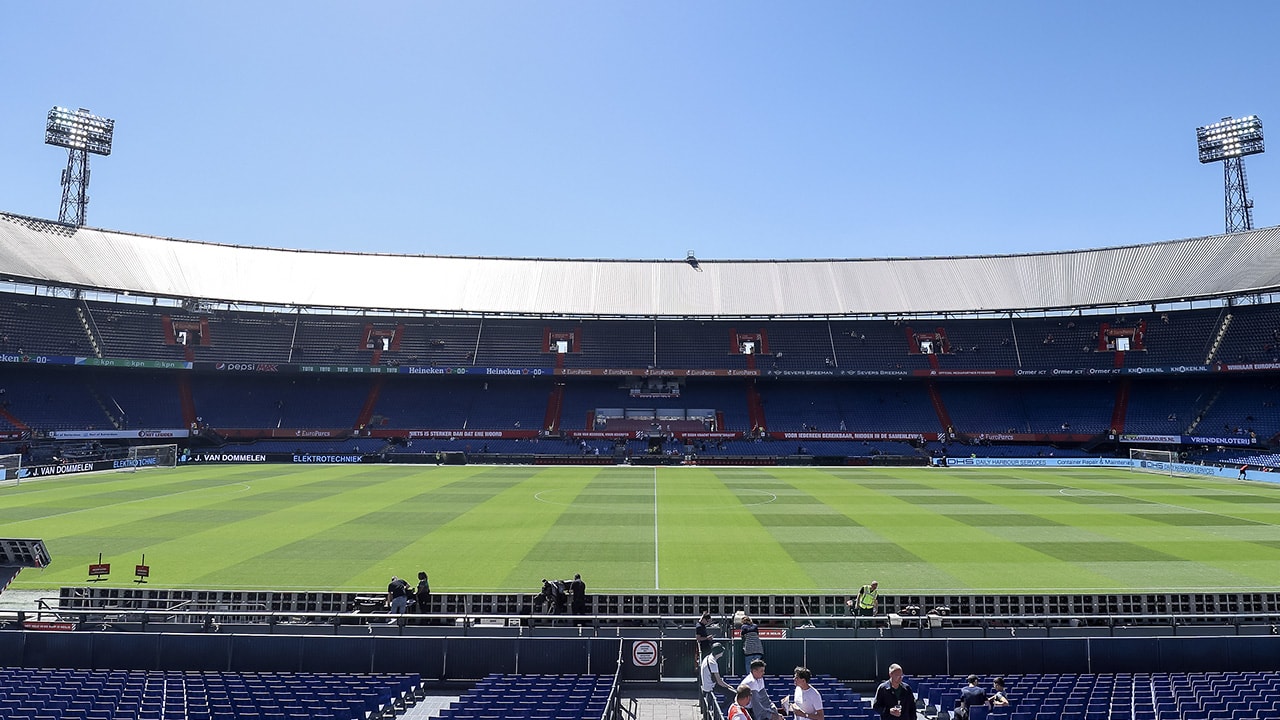 Unieke kans voor Feyenoord-fans: een stuk gras van De Kuip in ruil voor een tegel