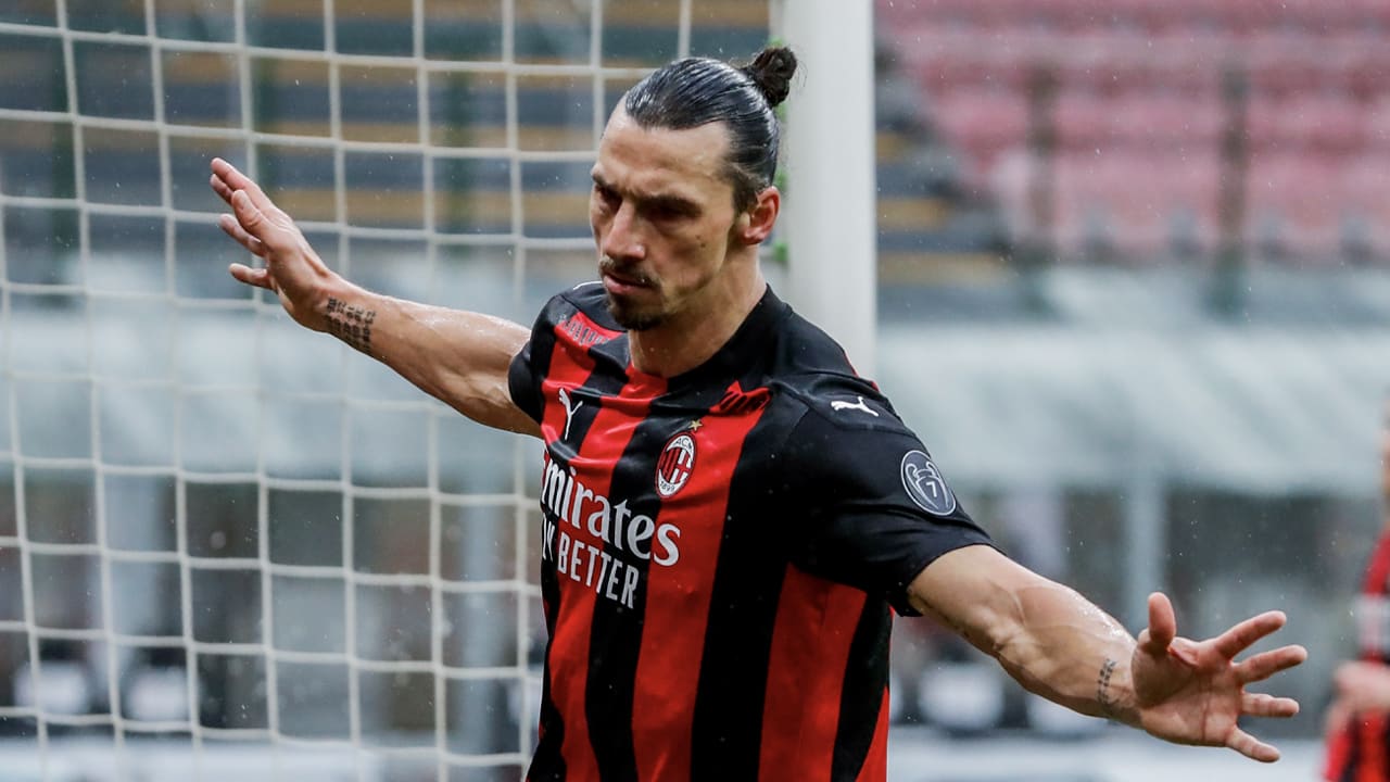 Ibrahimovic leidt AC Milan met jubileumtreffer terug naar de kop