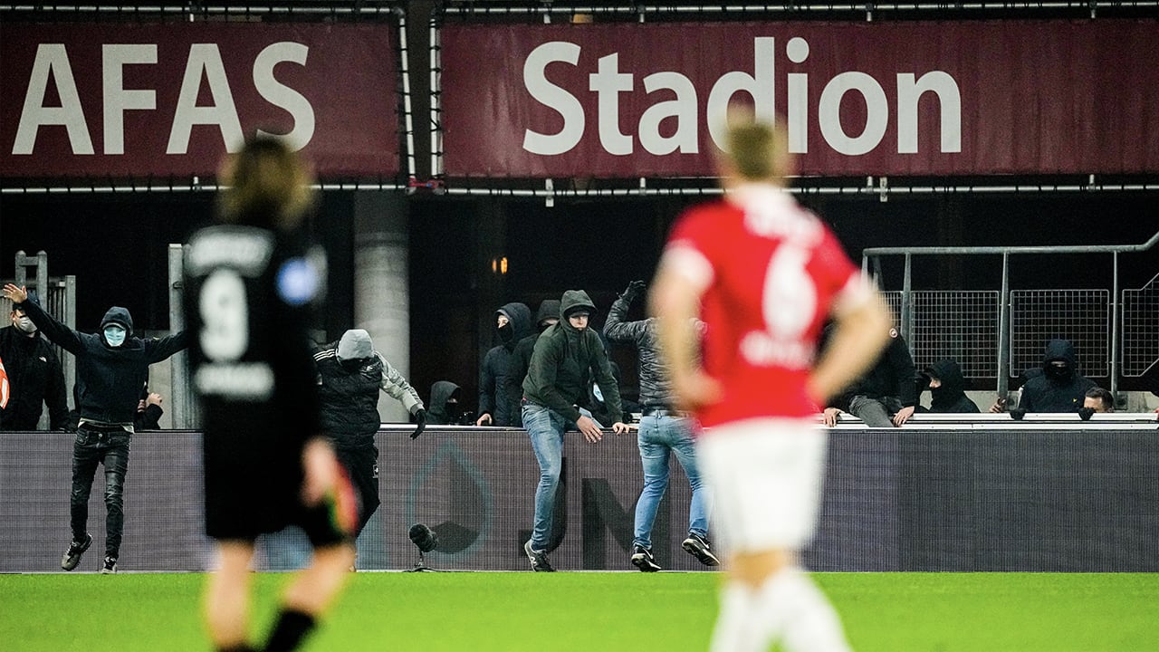 ZIEN: AZ-hooligans dringen stadion binnen en betreden veld