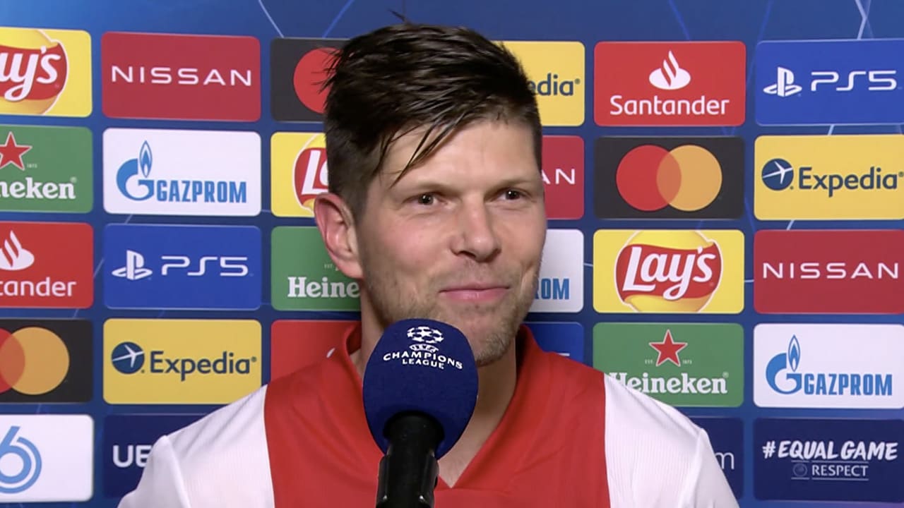 Huntelaar lacht om vraag: 'Weet wel waar jij naartoe wil'