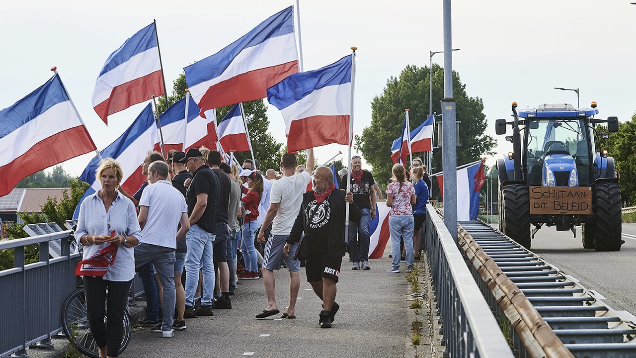 Gemeenten halen omgekeerde Nederlandse vlaggen van boerenprotesten weg: 'Kan gevaarlijk zijn'