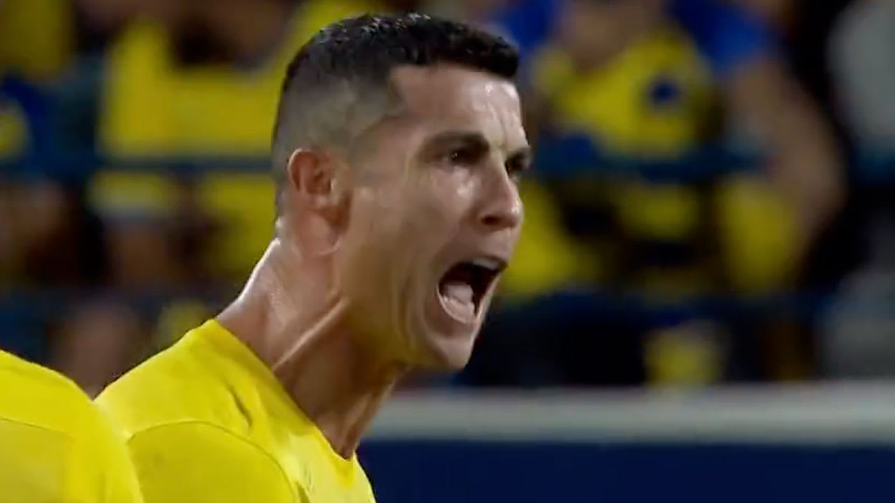 Video: Ronaldo woest op scheidsrechter en geeft steward een duw