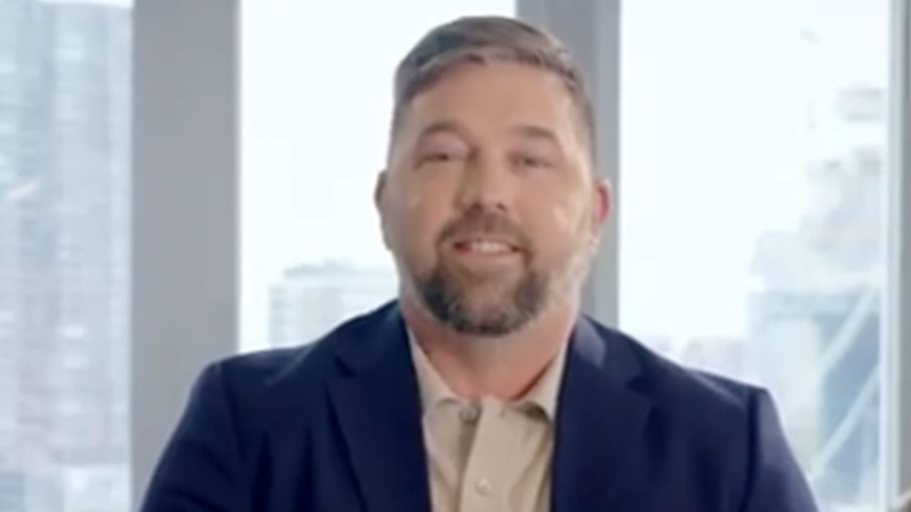ZIEN: Theo Janssen duikt op in droge makelaar-commercial