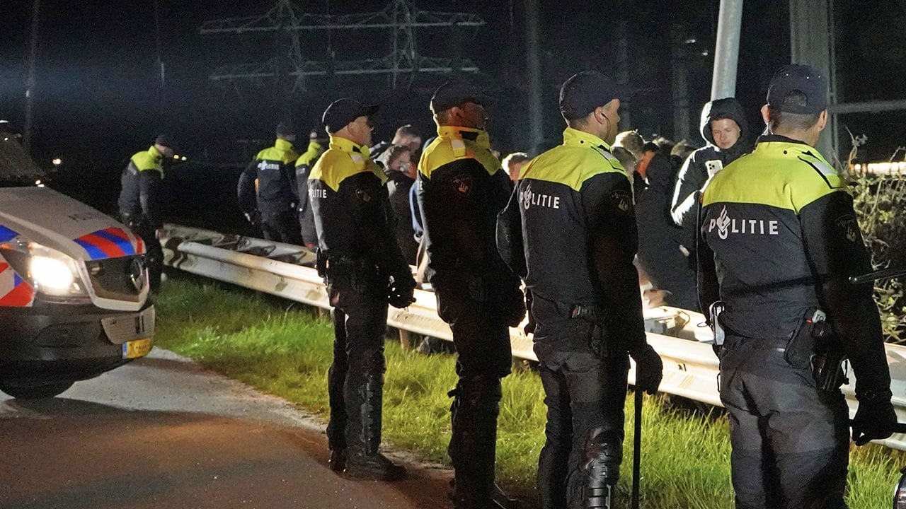 Politie voorkomt vechtpartij tussen hooligans PSV en FC Utrecht: wapens in beslag genomen
