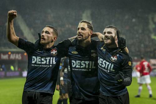 Sol loodst Willem II met twee goals langs AZ